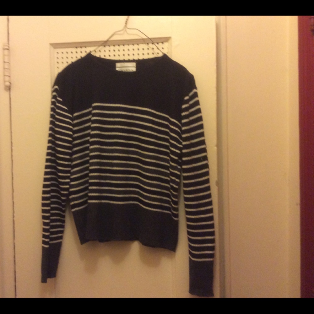 Black & white long sleeve stripe top.